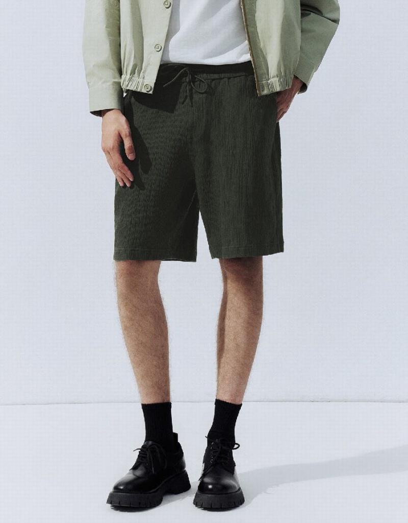 Green Men's Urban Revivo Loose Shorts | NPY1650ME