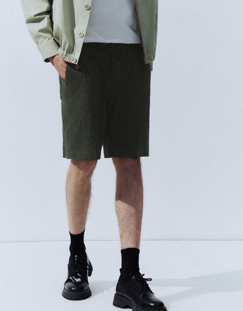 Green Men's Urban Revivo Loose Shorts | NPY1650ME